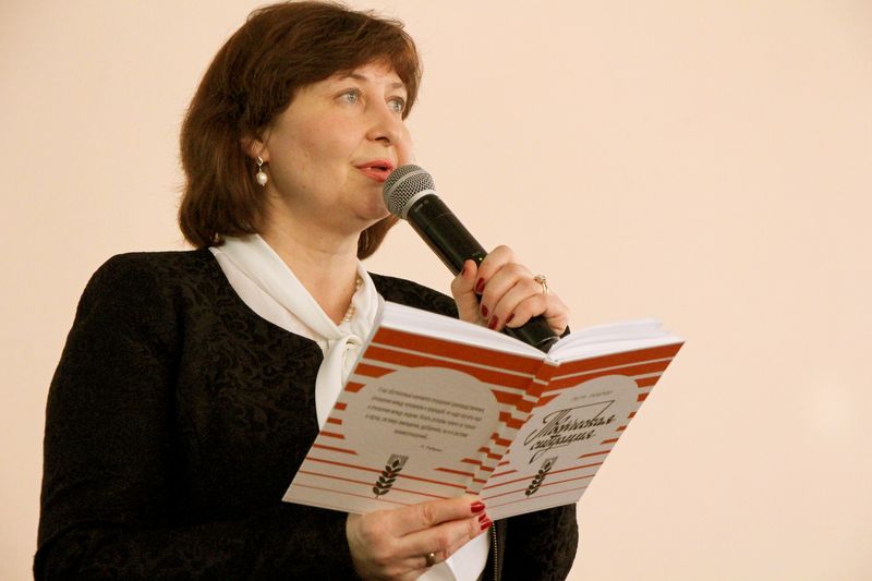 Ирина Борисовна Гладкова, ведущая встречи, заведующая редакционно-издательским отделом библиотеки