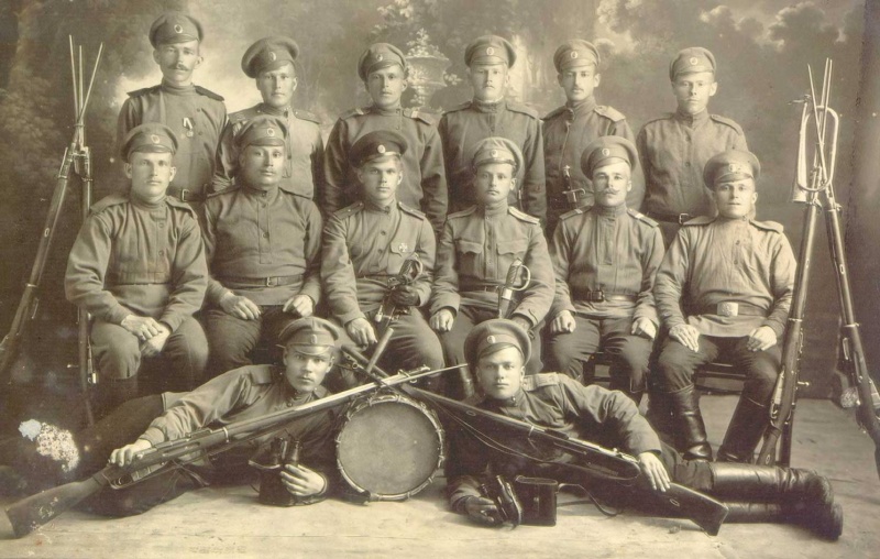 Офицеры и нижние чины 107 пехотного запасного батальона, 1915 г. / Источник фото: ria1914.info