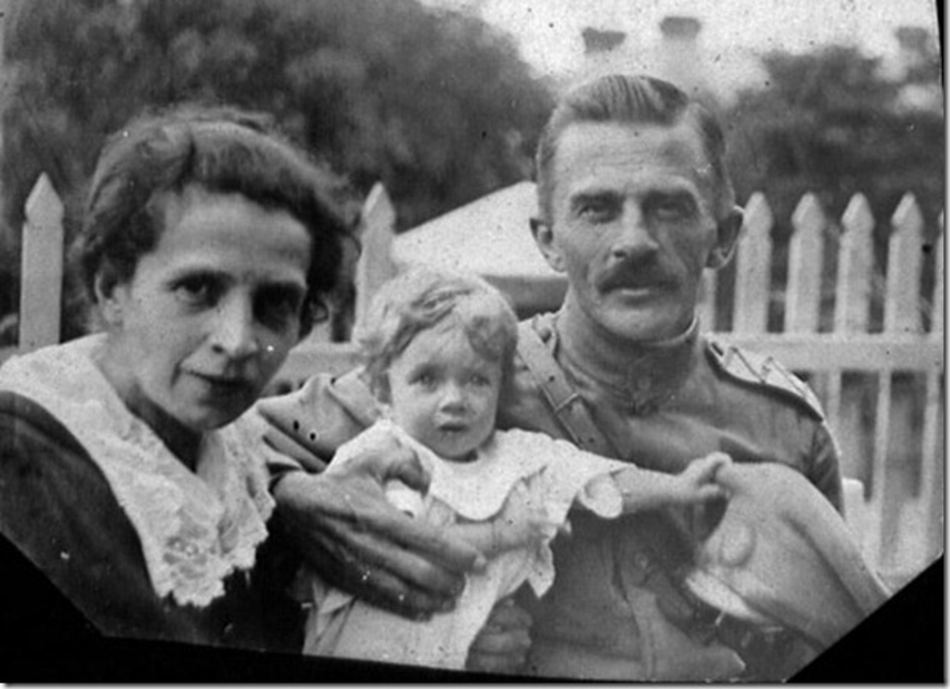 На фото: Генерал Дитерихс и его семья: супруга Софья Эмильевна и дочь Агния