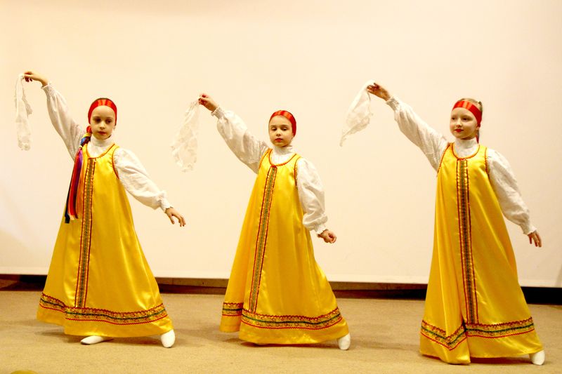 Юные воспитанницы детского объединения студии «Пируэт» представили танец-хоровод