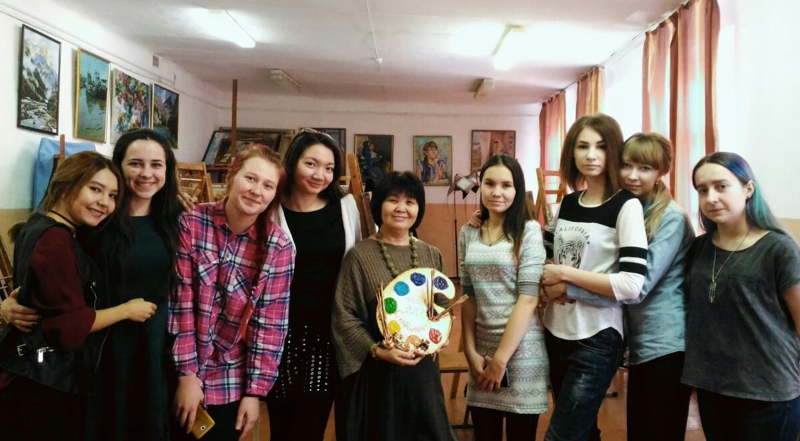 Алтын Кисамиденова вместе со своими студентами