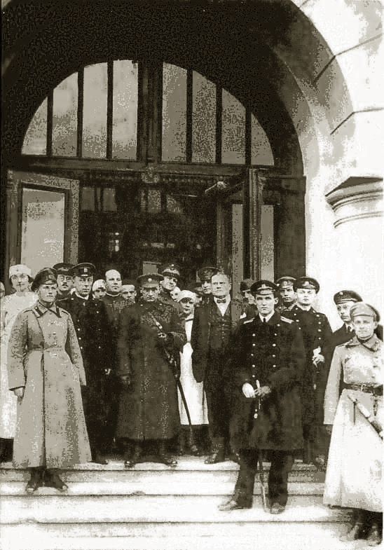 Фото 1919 года. А.Колчак с членами правительства и медсёстрами американского госпиталя Красного Креста на крыльце главного корпуса ОмГАУ / sibaka-today.ucoz.ru