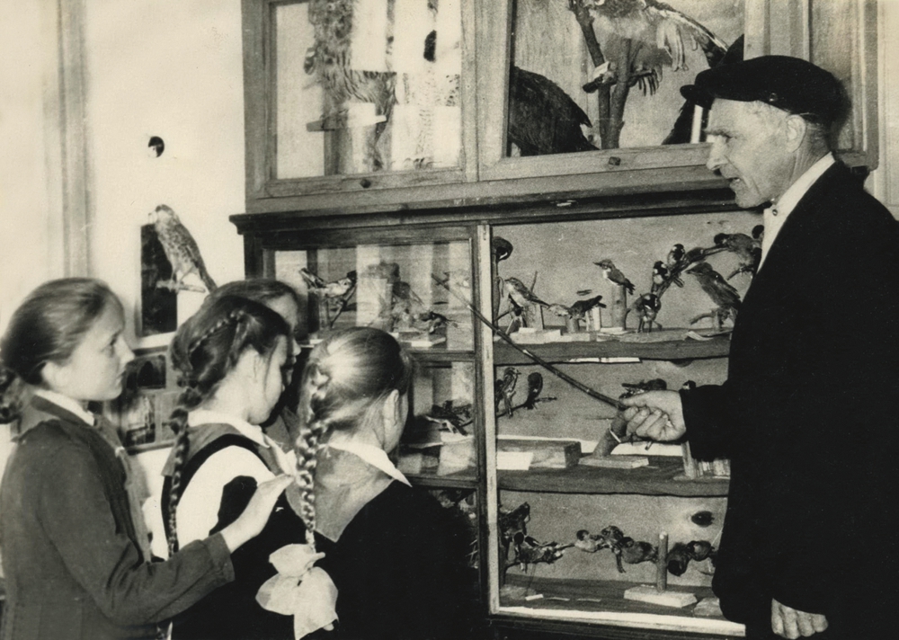 В. С. Аношин проводит экскурсию в зале «Природа района», 1970-е гг.