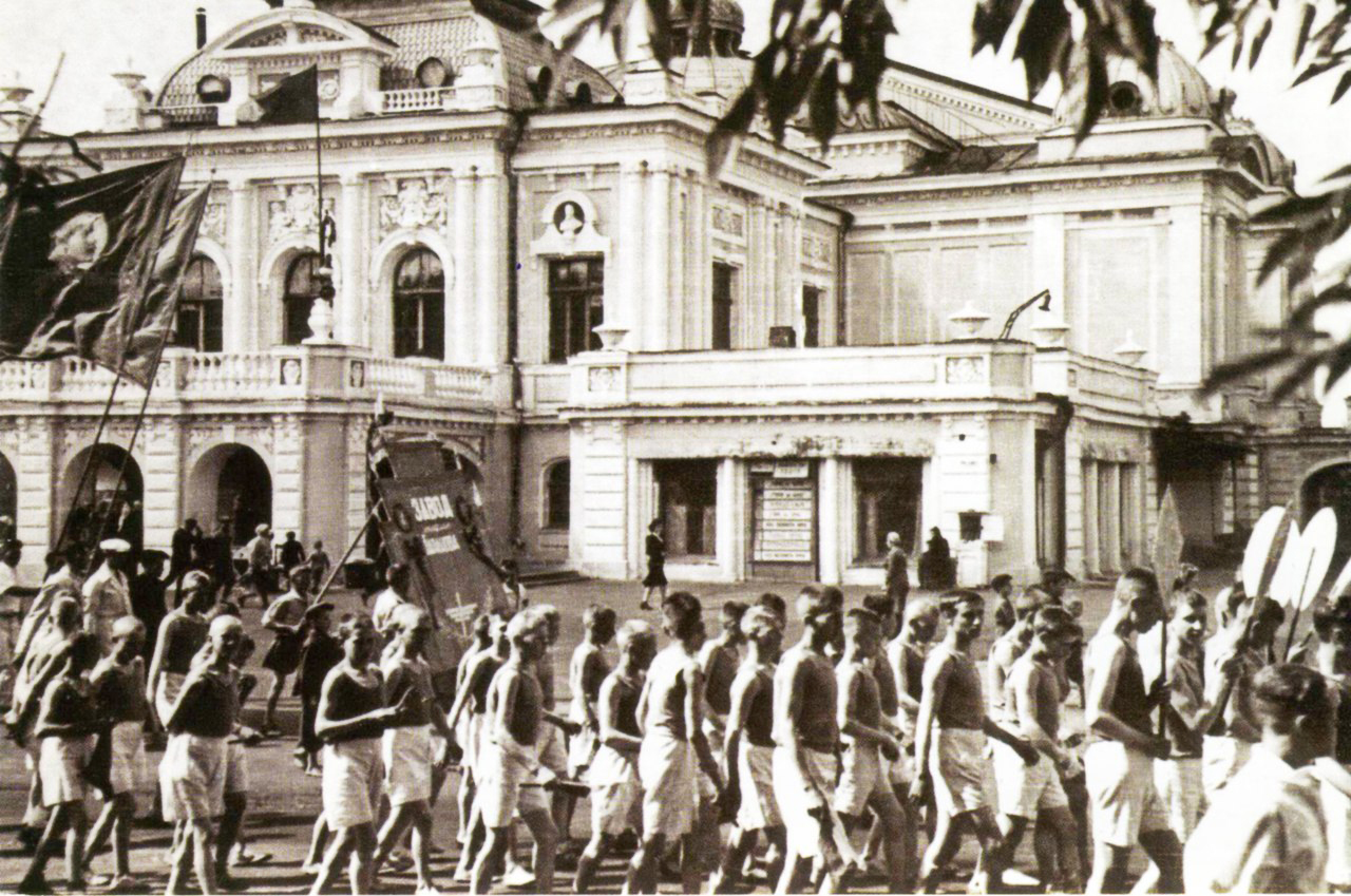 М. И. Фрумгарц. Парад физкультурников на улице Ленина, 1947 г. 