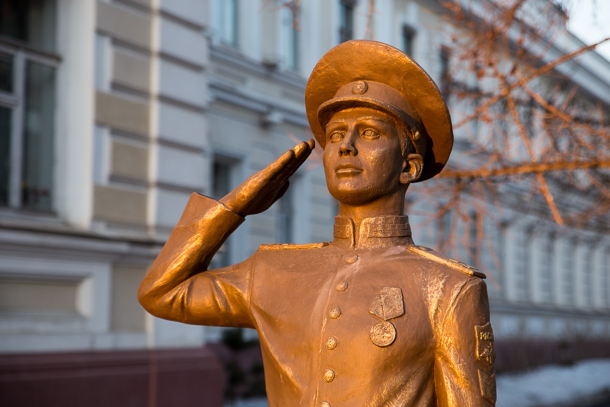 Памятник кадету у Омского военного кадетского корпуса / © Фото Дмитрия Рудакова, posleurokov.ru