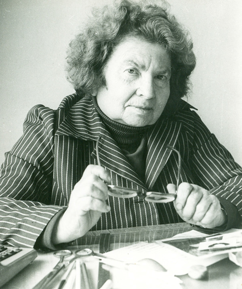М. К. Юрасова за рабочим столом. 1980–90-е гг.