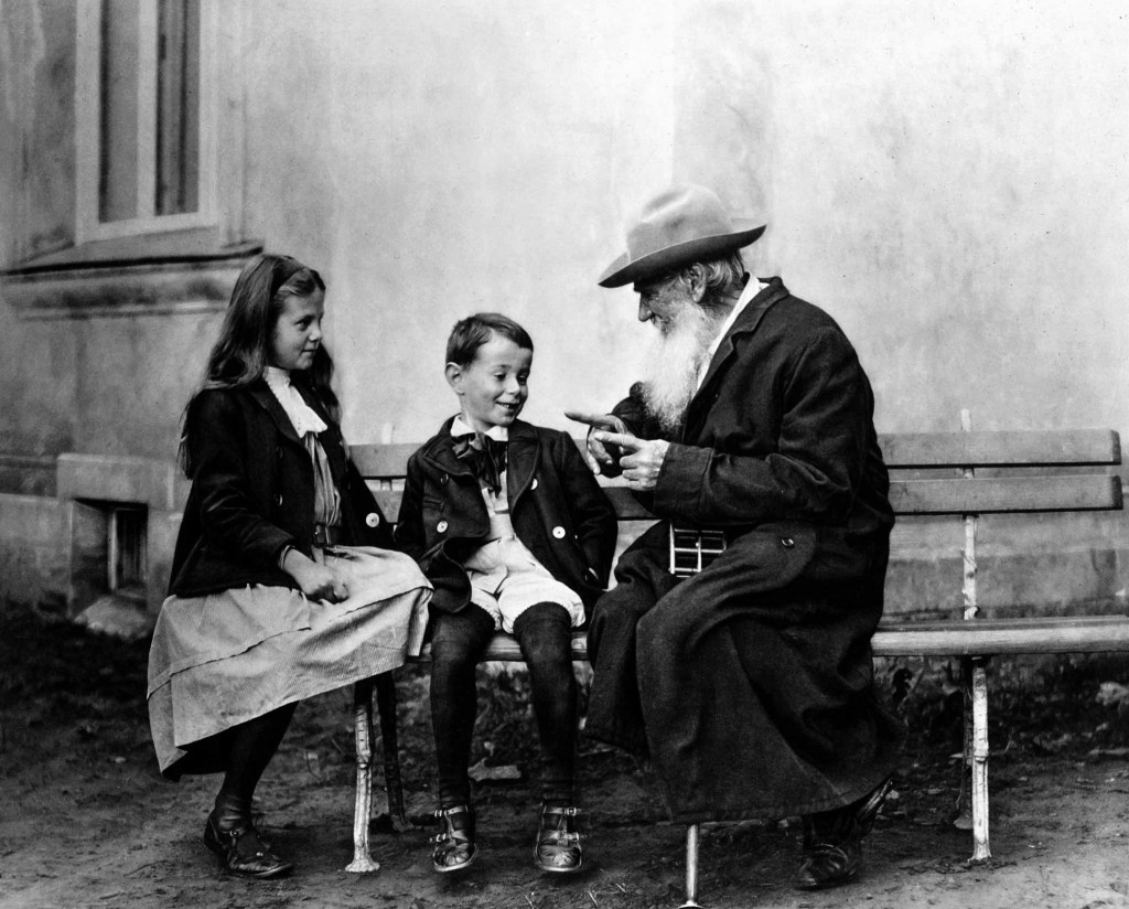 Толстой рассказывает сказку внукам, 1909 год, Крёкшино. Фото В. Г. Черткова
